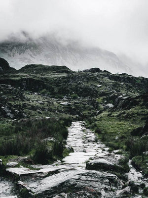 Stensti i bjerglandskab natur