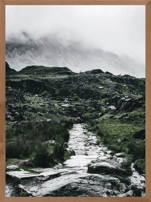 Stensti i bjerglandskab natur